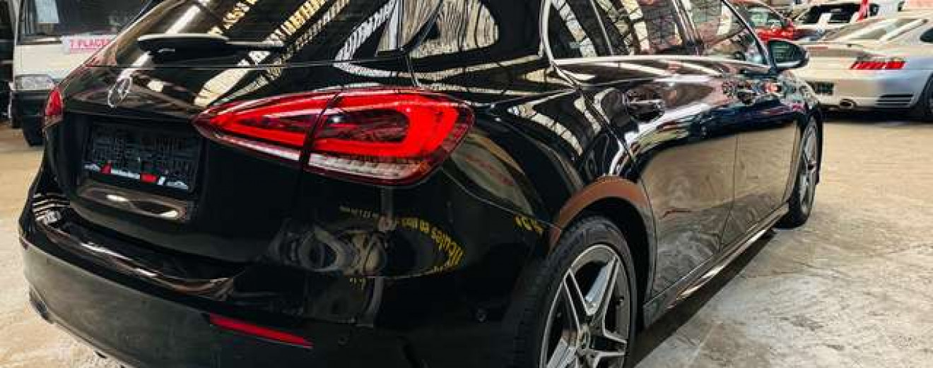 Mercedes-Benz A 180 A 180d AMG Toit Pano Cockpit LED Caméra PDC J.A