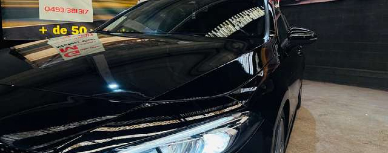 Mercedes-Benz A 180 A 180d AMG Toit Pano Cockpit LED Caméra PDC J.A