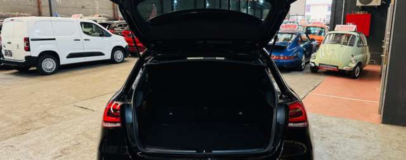 Mercedes-Benz A 180 A 180d AMG Toit Pano Cockpit LED Caméra PDC J.A