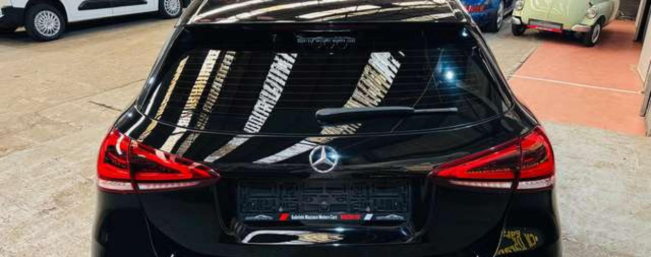 Mercedes-Benz A 180 A 180d AMG Toit Pano Cockpit LED Caméra PDC J.A