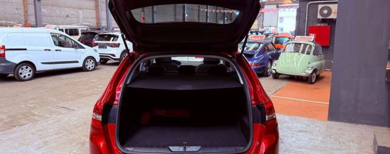 Peugeot 308 308 SW 1.2 PureTech Allure GPS Xénon Caméra Toit Pano CarPlay Att remorque