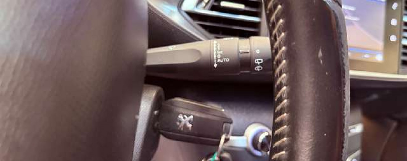 Peugeot 308 308 SW 1.2 PureTech Allure GPS Xénon Caméra Toit Pano CarPlay Att remorque