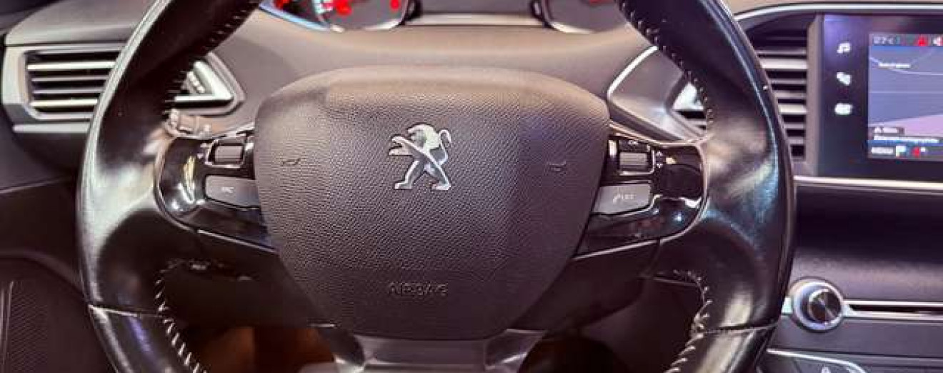Peugeot 308 308 SW 1.2 PureTech Allure GPS Xénon Caméra Toit Pano CarPlay Att remorque