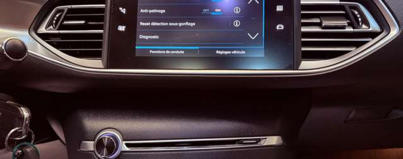 Peugeot 308 308 SW 1.2 PureTech Allure GPS Xénon Caméra Toit Pano CarPlay Att remorque
