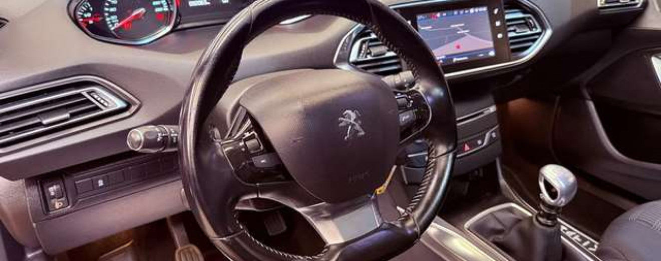 Peugeot 308 308 SW 1.2 PureTech Allure GPS Xénon Caméra Toit Pano CarPlay Att remorque