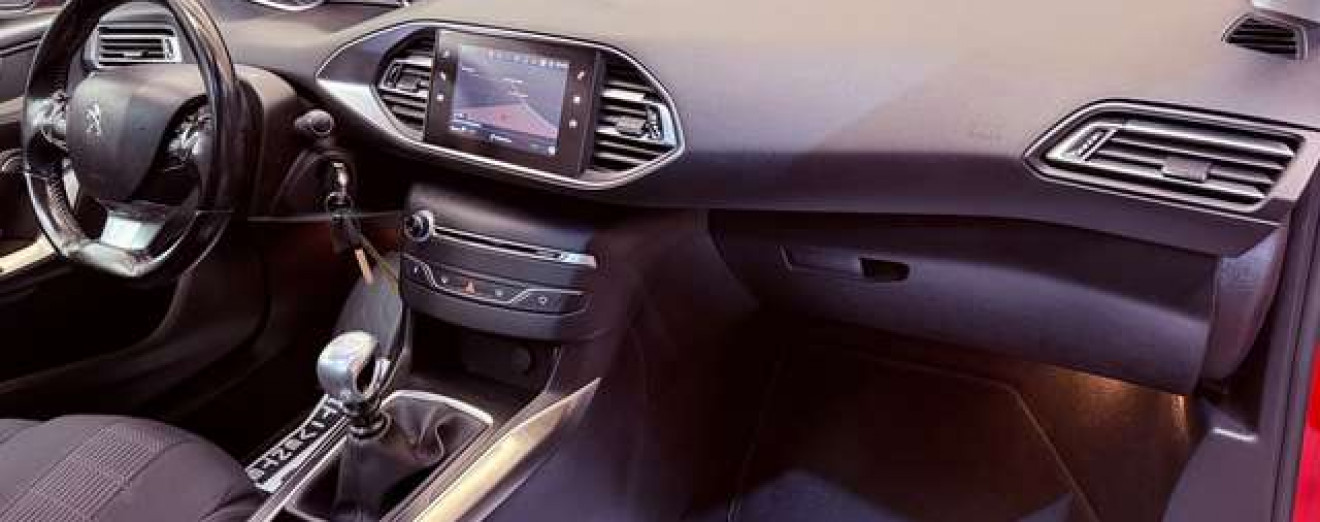 Peugeot 308 308 SW 1.2 PureTech Allure GPS Xénon Caméra Toit Pano CarPlay Att remorque