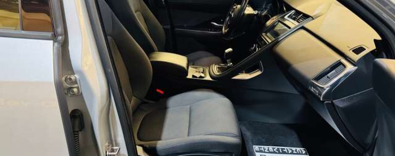 Jaguar E-Pace 2.0 D / Toit Pano / Navi / Att Rem. / Garantie 12M