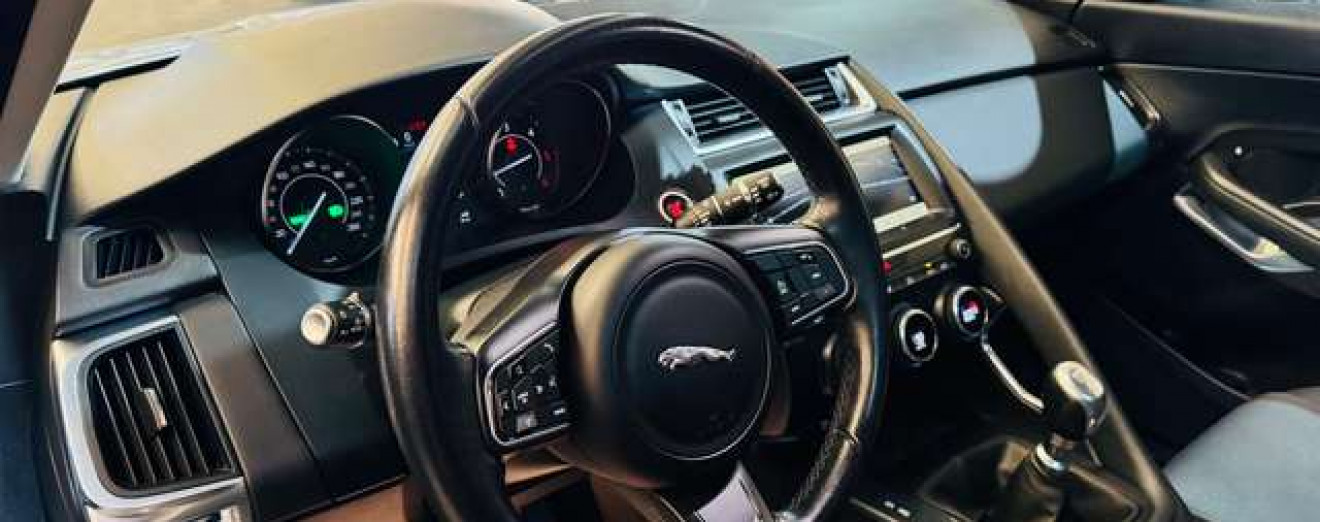 Jaguar E-Pace 2.0 D / Toit Pano / Navi / Att Rem. / Garantie 12M