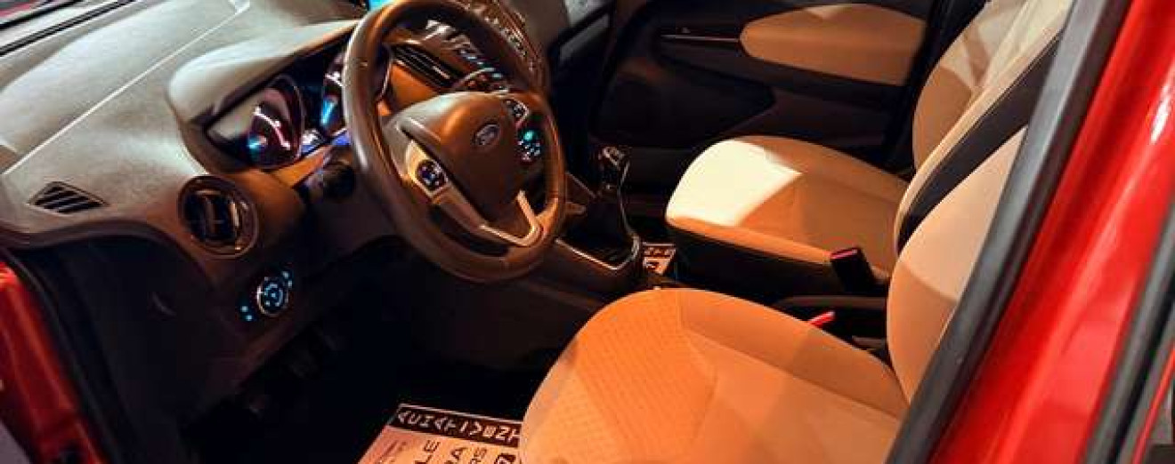 Ford Tourneo Courier 1.5 TDCi 5Places Airco Sieges chauffants Bluetooth