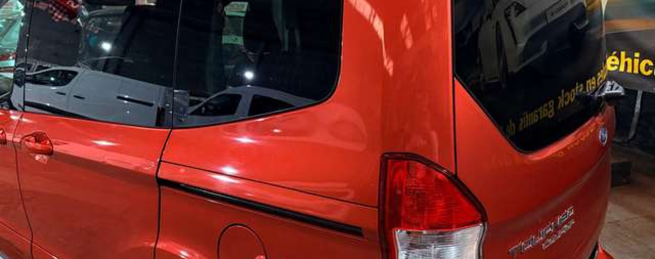 Ford Tourneo Courier 1.5 TDCi 5Places Airco Sieges chauffants Bluetooth