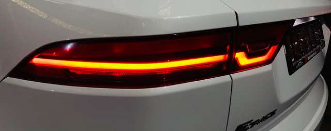 Jaguar E-Pace 2.0 T AWD R-Dynamic / Cuir / Navi / Garantie 12 M