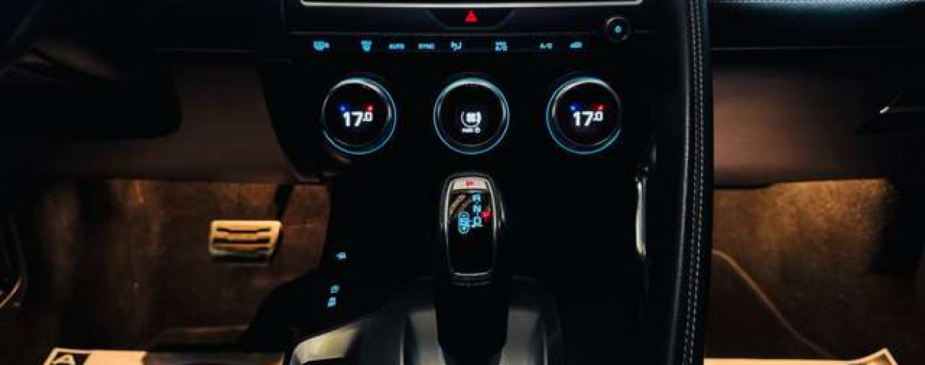 Jaguar E-Pace 2.0 T AWD R-Dynamic / Cuir / Navi / Garantie 12 M