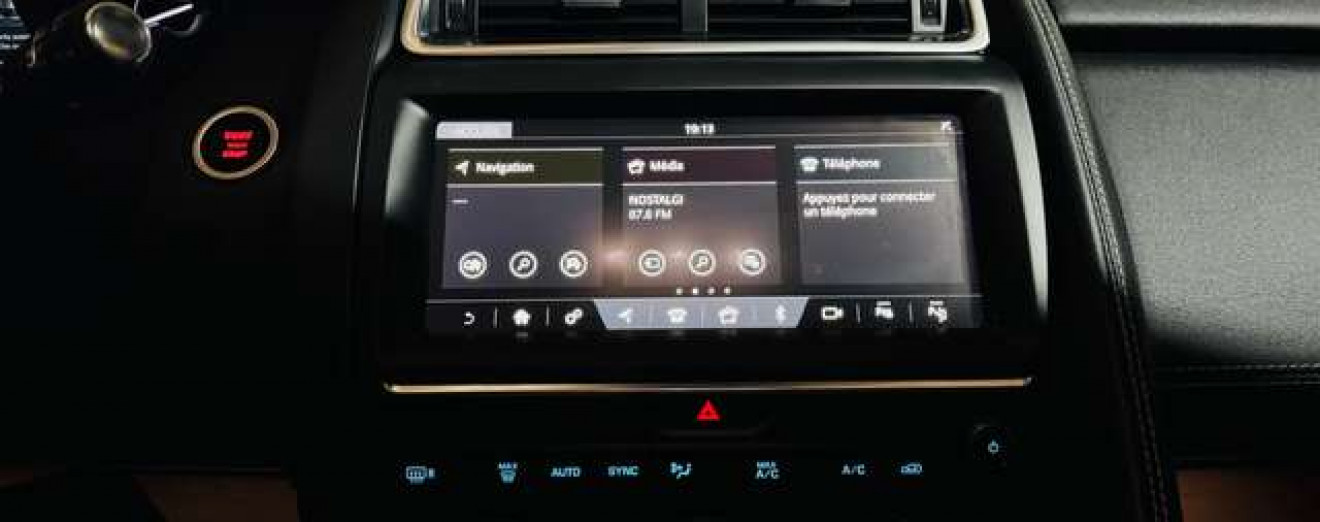 Jaguar E-Pace 2.0 T AWD R-Dynamic / Cuir / Navi / Garantie 12 M