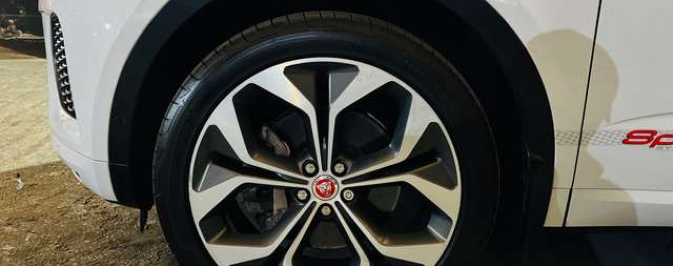 Jaguar E-Pace 2.0 T AWD R-Dynamic / Cuir / Navi / Garantie 12 M