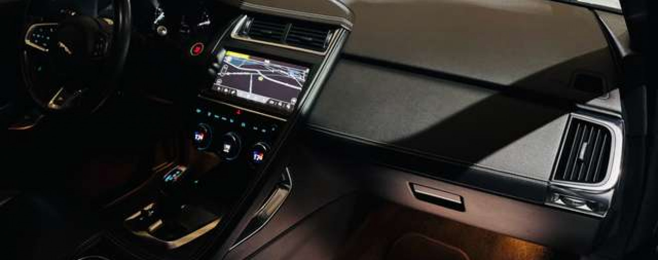 Jaguar E-Pace 2.0 T AWD R-Dynamic / Cuir / Navi / Garantie 12 M