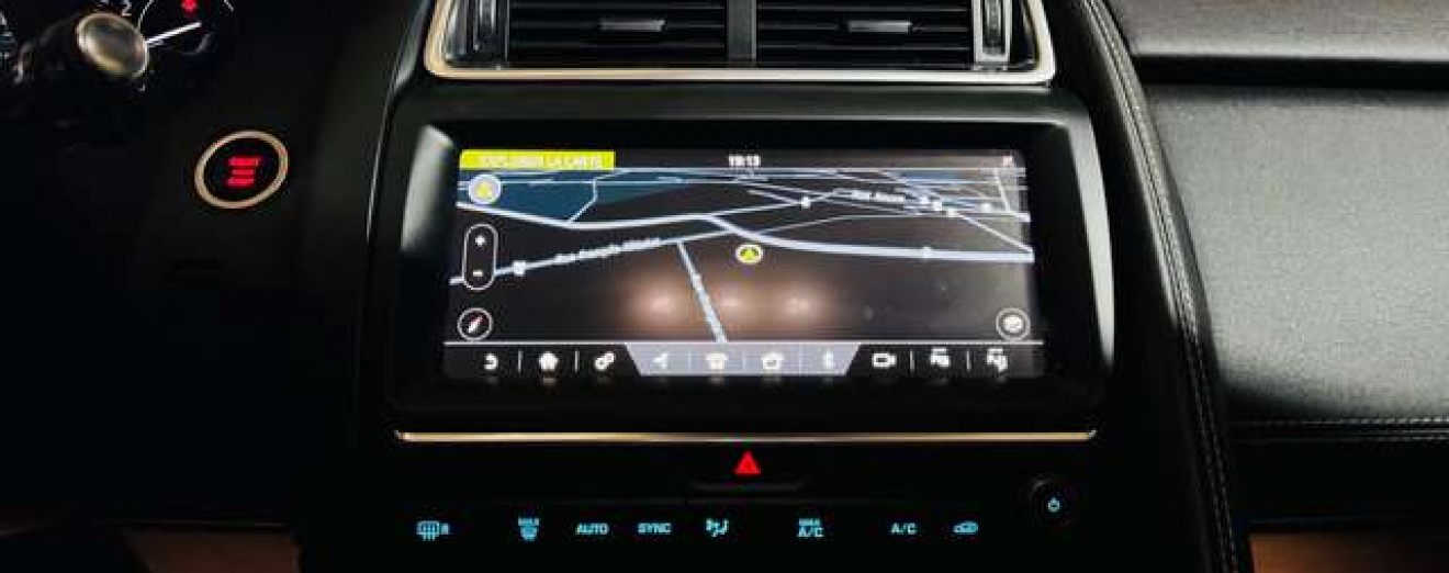 Jaguar E-Pace 2.0 T AWD R-Dynamic / Cuir / Navi / Garantie 12 M