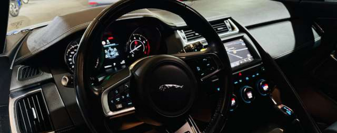 Jaguar E-Pace 2.0 T AWD R-Dynamic / Cuir / Navi / Garantie 12 M