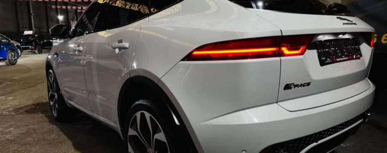 Jaguar E-Pace 2.0 T AWD R-Dynamic / Cuir / Navi / Garantie 12 M