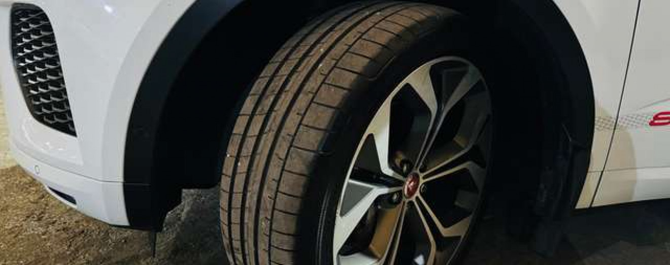 Jaguar E-Pace 2.0 T AWD R-Dynamic / Cuir / Navi / Garantie 12 M