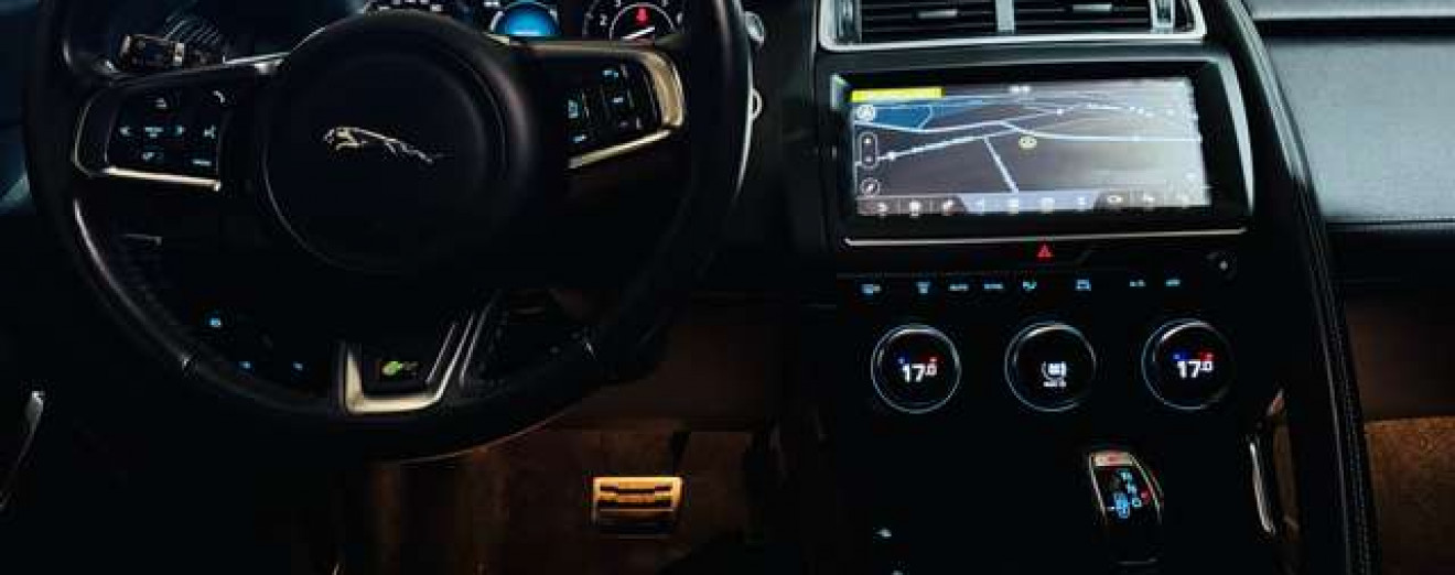 Jaguar E-Pace 2.0 T AWD R-Dynamic / Cuir / Navi / Garantie 12 M