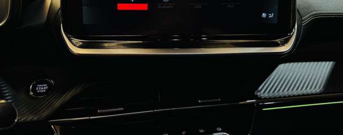 Peugeot 2008 1.5 BlueHDi GT / Toit Pano / Navi / Garantie 12M