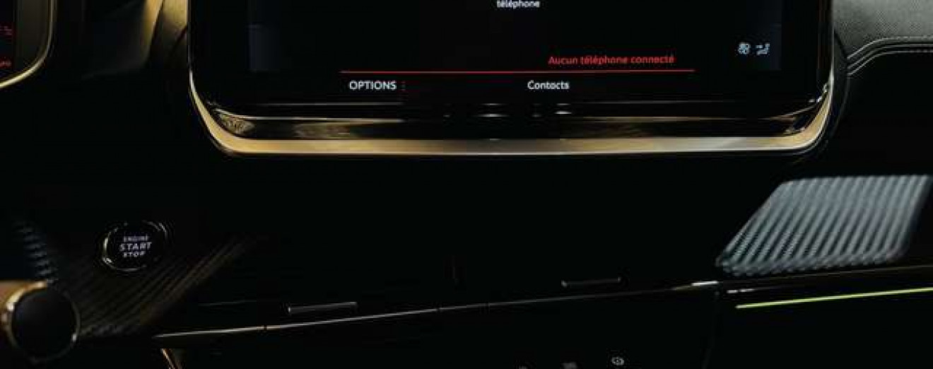 Peugeot 2008 1.5 BlueHDi GT / Toit Pano / Navi / Garantie 12M