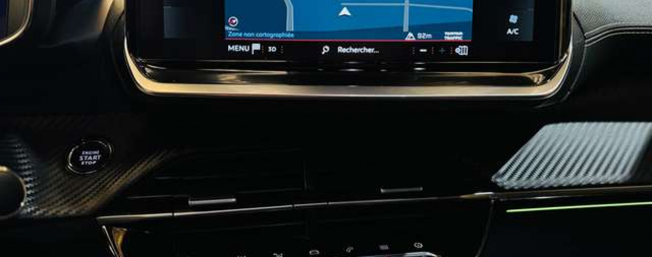 Peugeot 2008 1.5 BlueHDi GT / Toit Pano / Navi / Garantie 12M