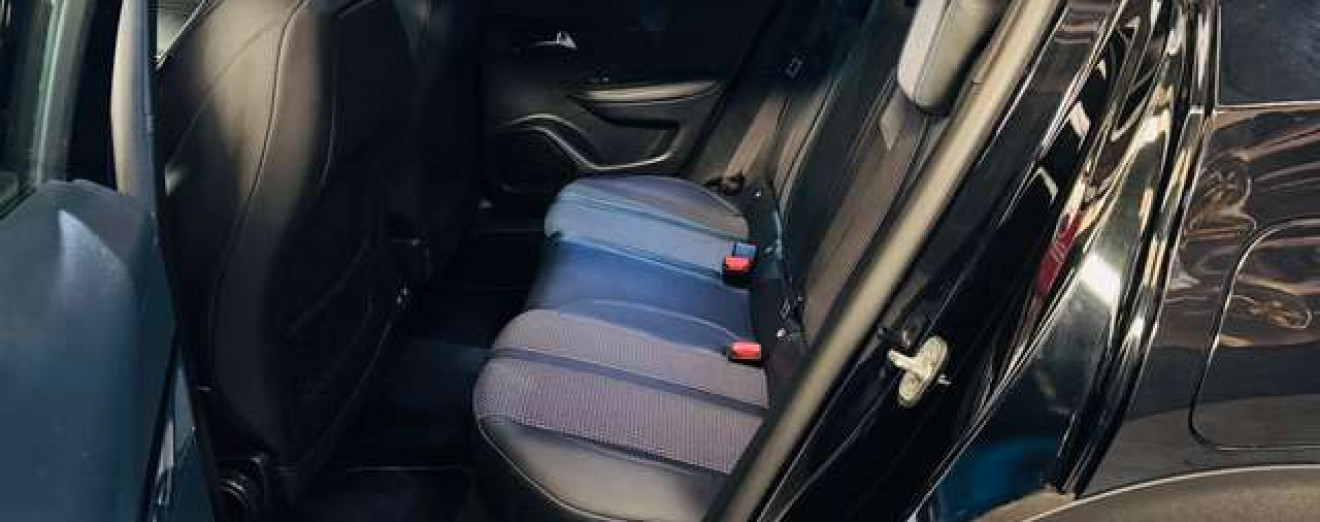 Peugeot 2008 1.5 BlueHDi GT / Toit Pano / Navi / Garantie 12M