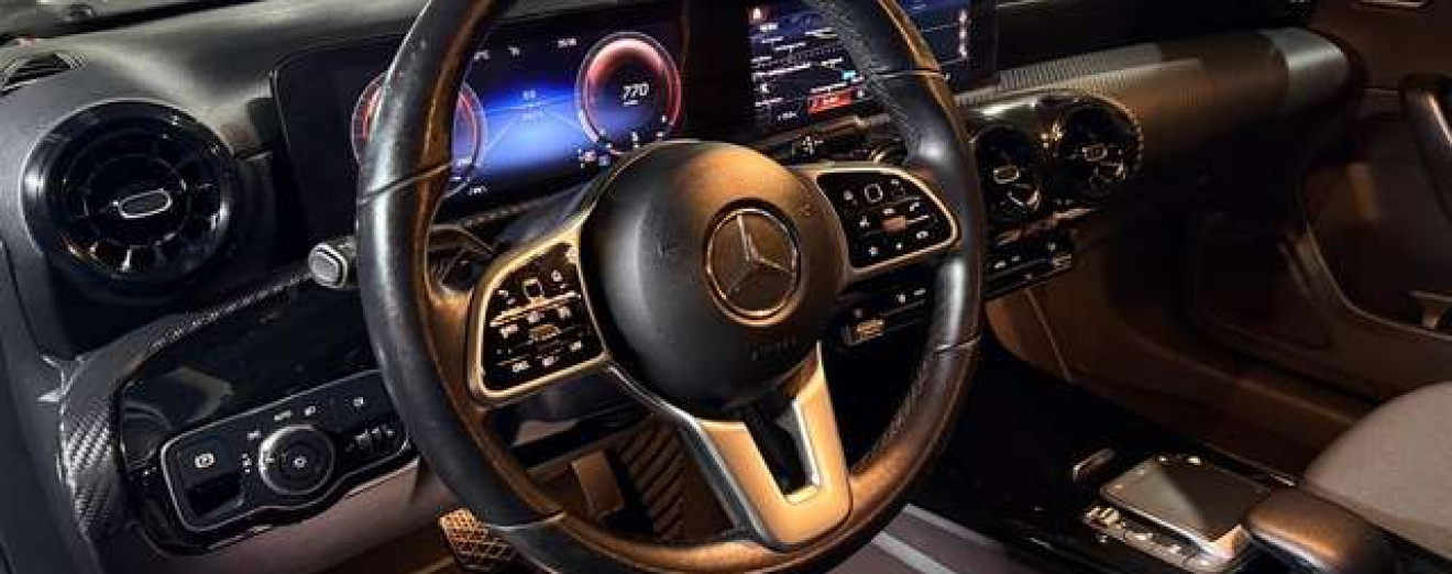Mercedes-Benz A 180 A 180 d Automatique CarPlay Caméra LED PDC