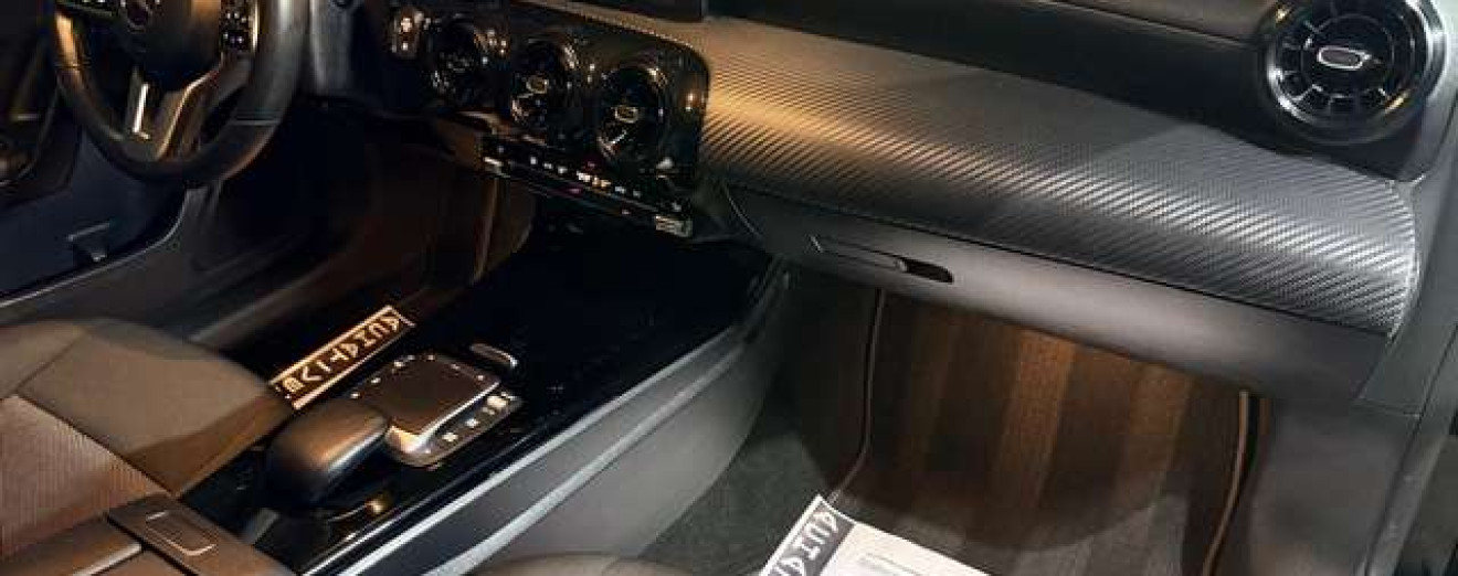 Mercedes-Benz A 180 A 180 d Automatique CarPlay Caméra LED PDC