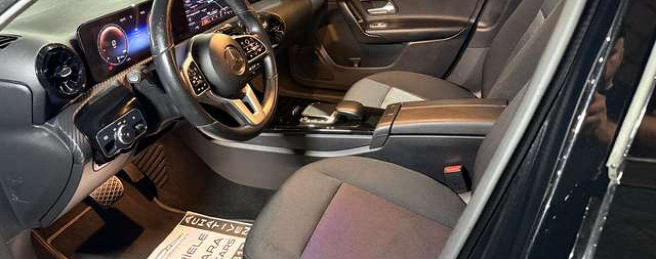 Mercedes-Benz A 180 A 180 d Automatique CarPlay Caméra LED PDC
