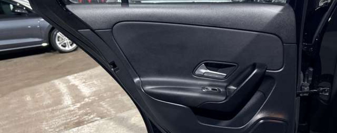 Mercedes-Benz A 180 A 180 d Automatique CarPlay Caméra LED PDC
