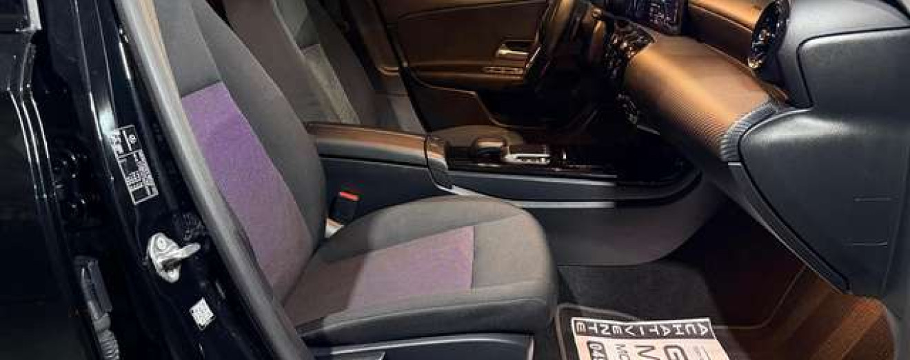Mercedes-Benz A 180 A 180 d Automatique CarPlay Caméra LED PDC