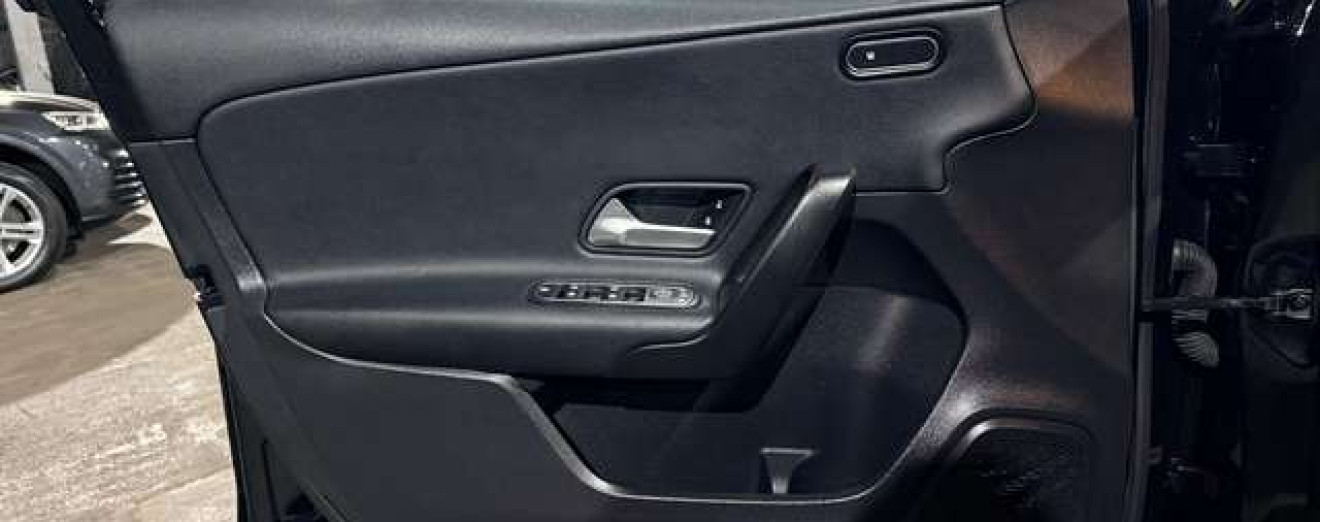 Mercedes-Benz A 180 A 180 d Automatique CarPlay Caméra LED PDC