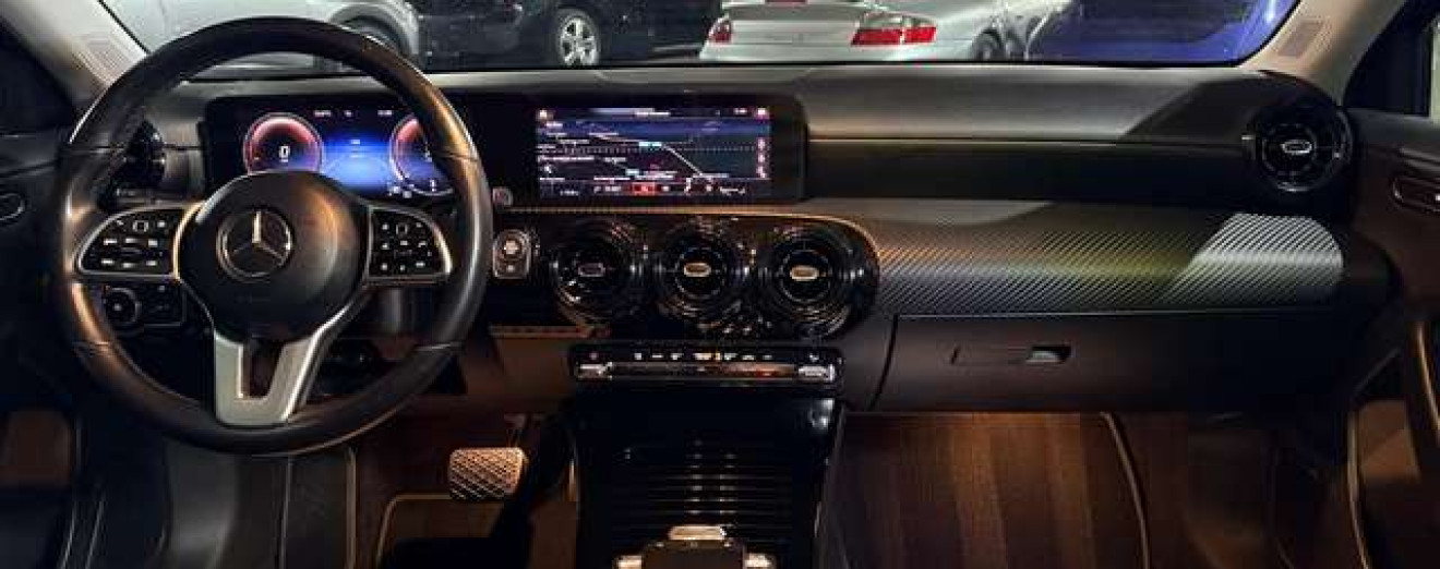 Mercedes-Benz A 180 A 180 d Automatique CarPlay Caméra LED PDC