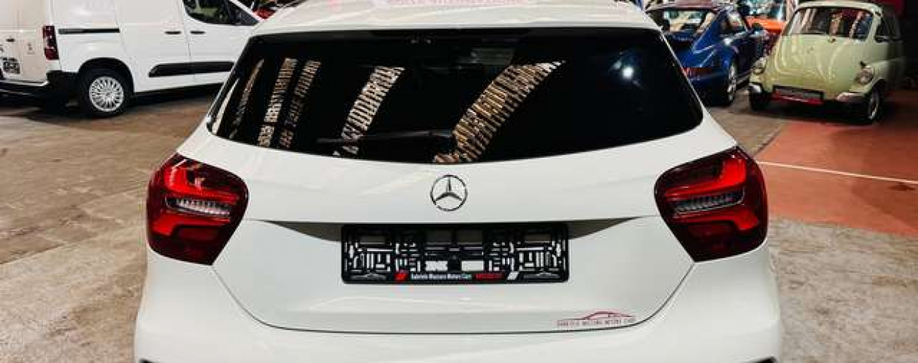 Mercedes-Benz A 200 A200D Pack AMG Automatique Caméra Toit Panoramique PDC Clim Cuir LED